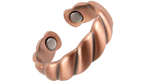 Anillo de cobre retorcido